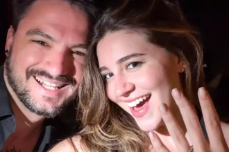 Felipe Neto oficializa noivado com Juliane Carvalho em viagem pela Grécia