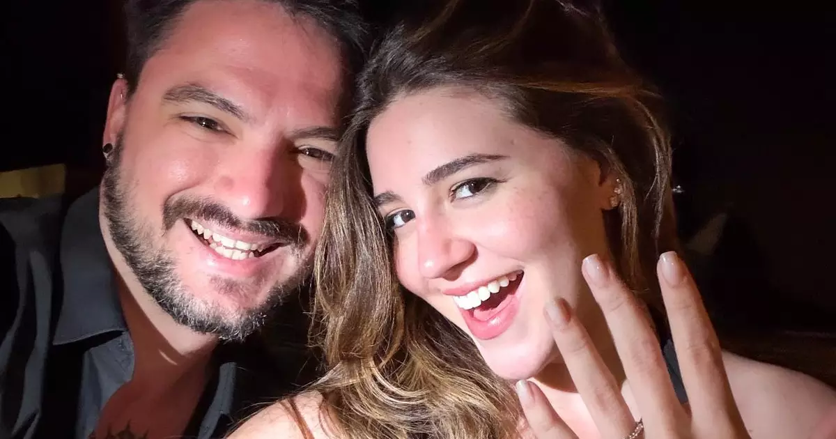 Felipe Neto oficializa noivado com Juliane Carvalho em viagem pela Grécia