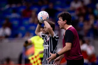 Fernando Diniz exalta superação do Corinthians após empate contra o Bahia