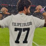 Filipe Toledo celebra paixão pelo Corinthians com homenagem na Neo Química Arena