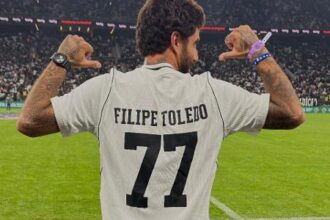 Filipe Toledo celebra paixão pelo Corinthians com homenagem na Neo Química Arena