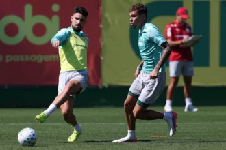 Flaco López retorna ao Palmeiras e treina focado no confronto contra o Vitória
