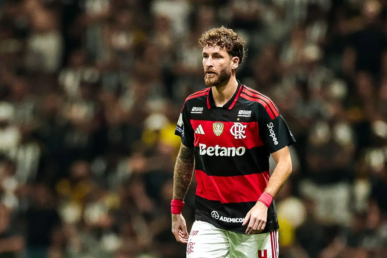 Flamengo avalia oferta do Besiktas pelo zagueiro Léo Pereira