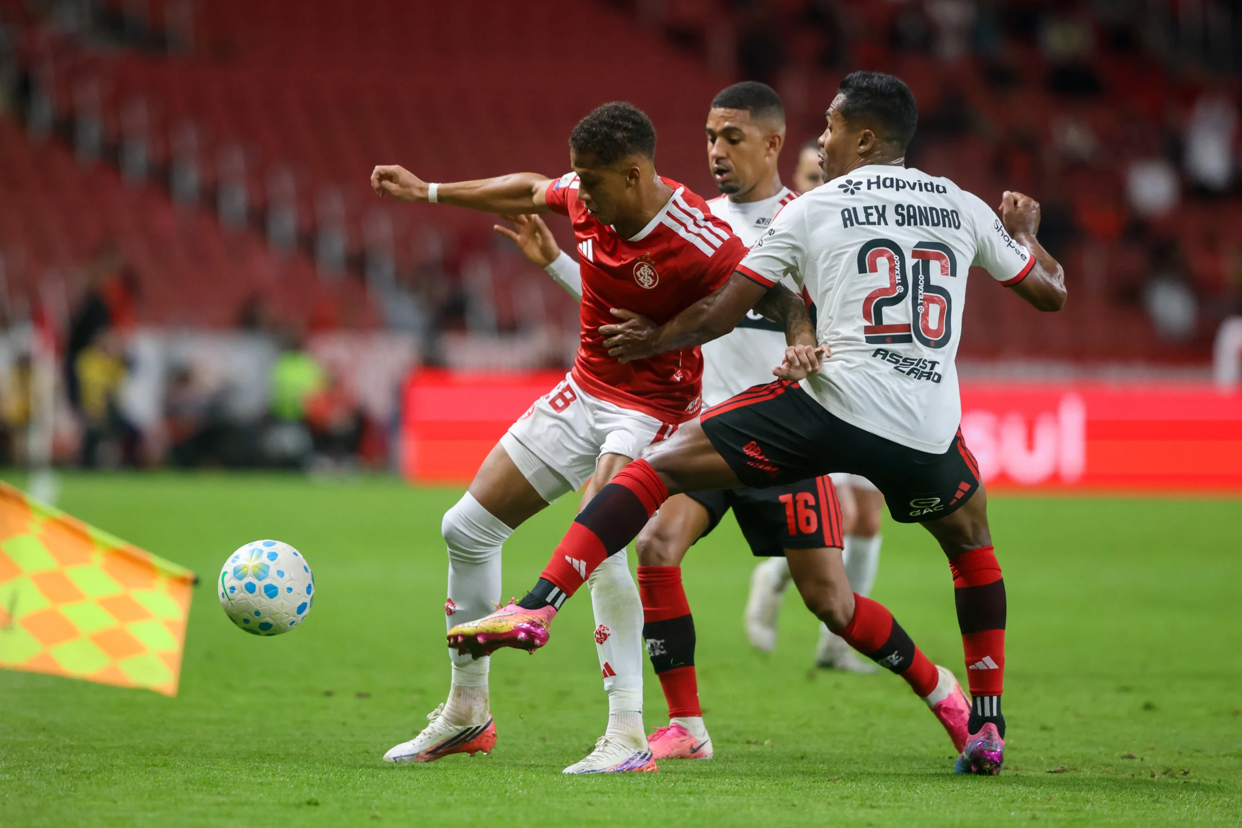 Flamengo empata com Internacional no Beira-rio e abre brecha para o Palmeiras