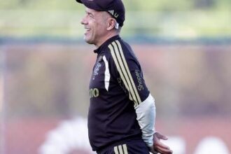 Flamengo enfrenta pressão por vitória contra Internacional em crise