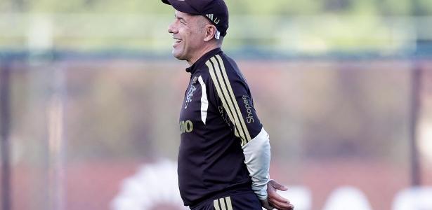 Flamengo enfrenta pressão por vitória contra Internacional em crise
