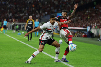 Flamengo vence São Paulo com gol decisivo de Léo Pereira no Maracanã