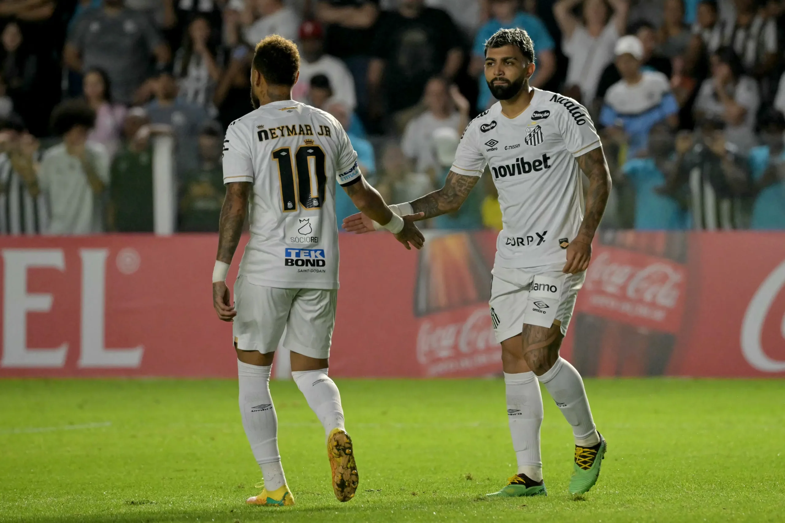 Gabigol nega crise no Santos e blinda Neymar após rumores sobre vestiário