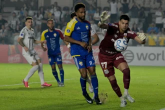 Gabriel Brazão brilha com defesa decisiva em duelo do Santos