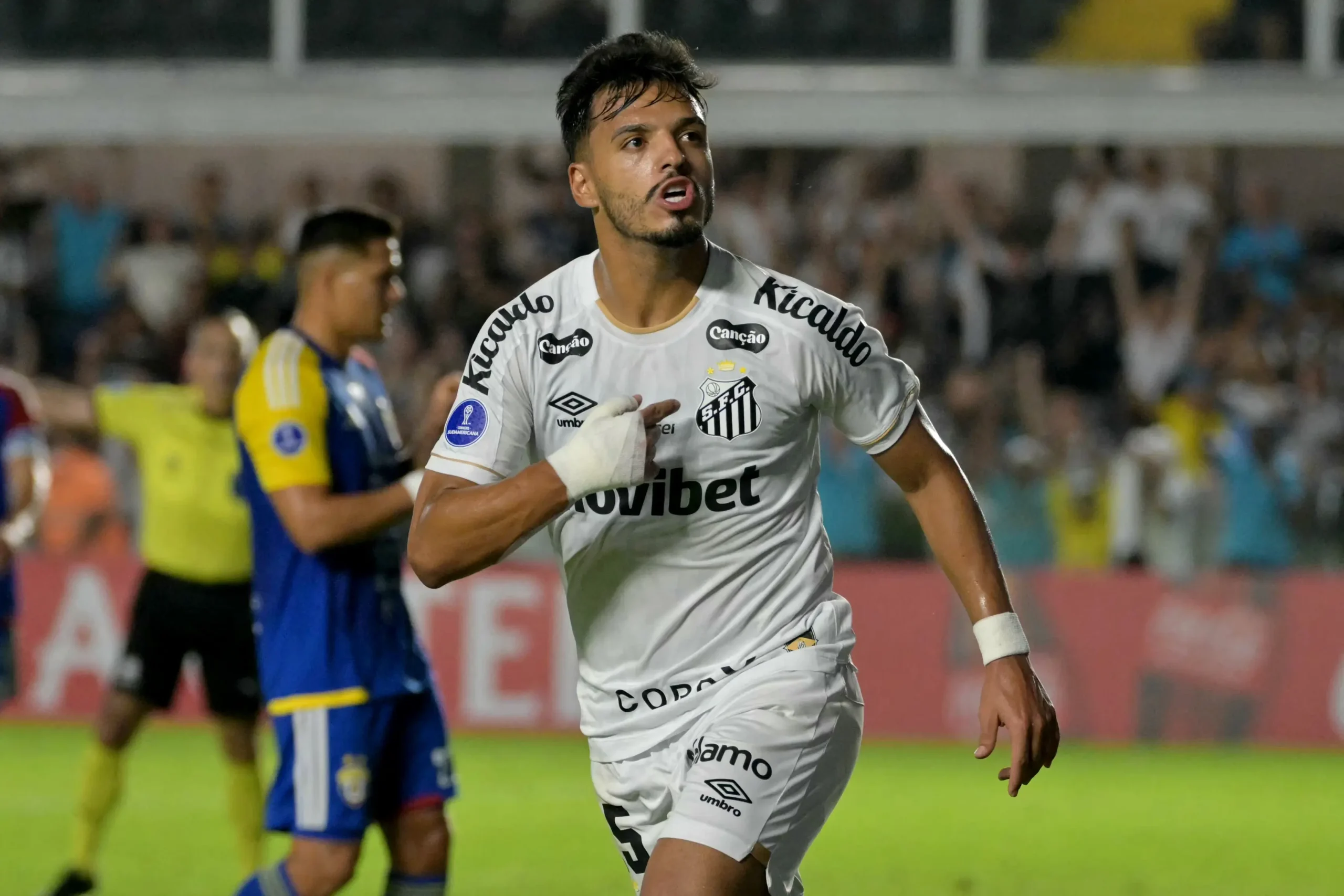 Gabriel Menino marca em vitória do Santos pela Copa Sul-americana