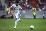 Gabriel Pec é operado após fratura na tíbia durante estreia pelo Cruzeiro