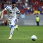 Gabriel Pec é operado após fratura na tíbia durante estreia pelo Cruzeiro