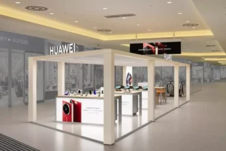 Huawei celebra primeiro ano de loja na Avenida Paulista com Vanderlei Cordeiro de Lima