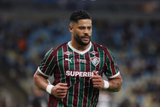 Hulk recebe carinho da torcida do Fluminense em desembarque em Porto Alegre
