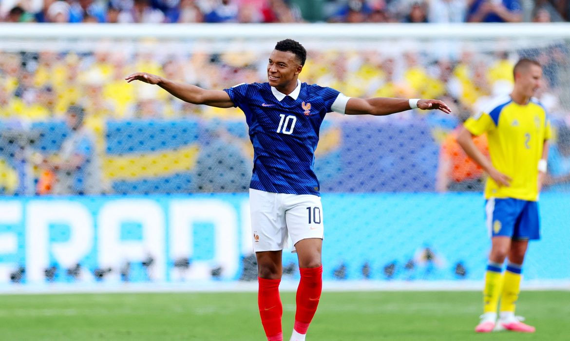 Mbappé brilha com dois gols e garante França nas oitavas da Copa do Mundo