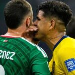 Controvérsia em campo: zagueiro do Equador é expulso sob a 'lei Vini Jr.' após cobrir a boca em jogo decisivo