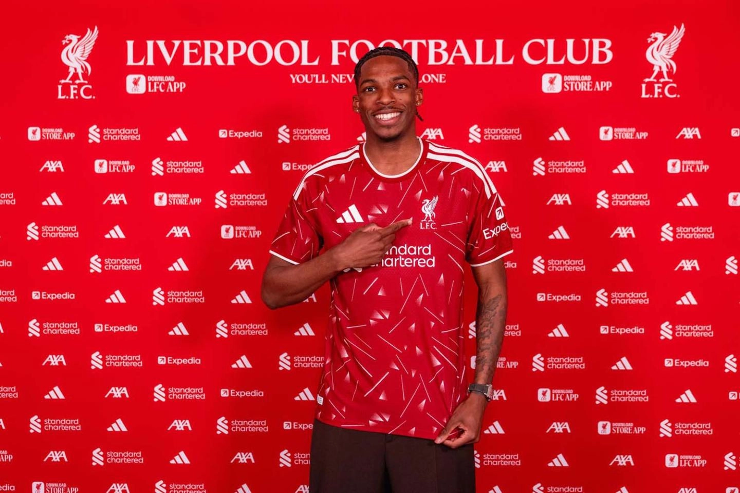 Liverpool oficializa a contratação do zagueiro francês Jérémy Jacquet