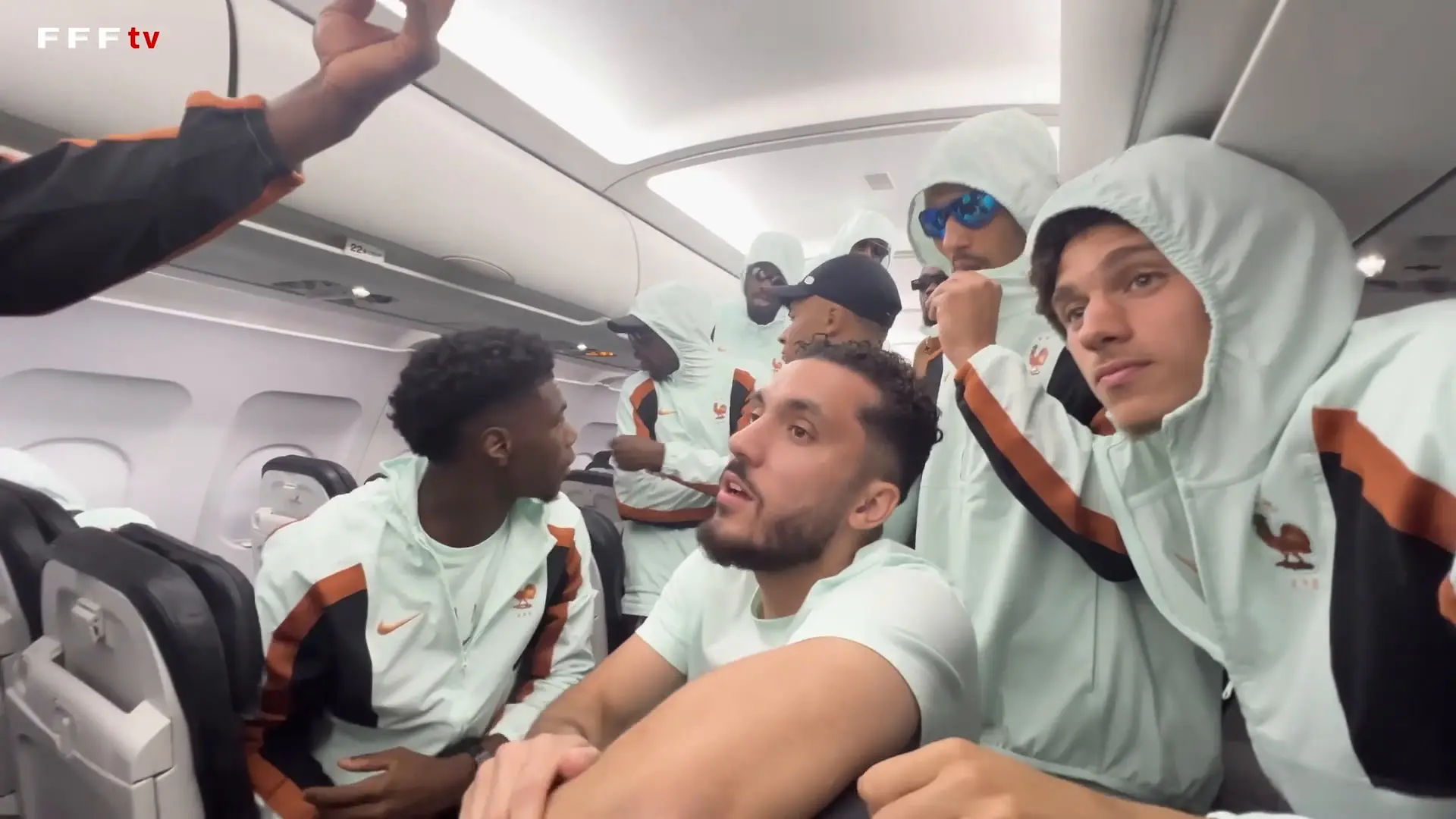 França celebra classificação para as oitavas de final com festa em voo