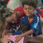 Cena de superação: jogador de Cabo Verde é consolado pela família após eliminação