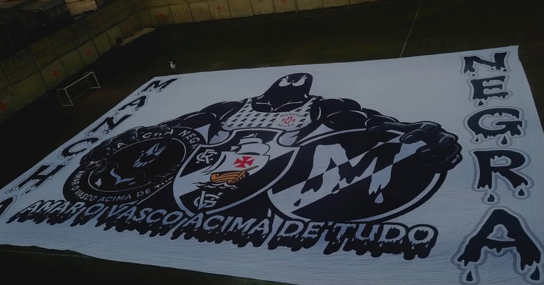 Mancha Negra exibe novo bandeirão monumental em celebração ao Vasco