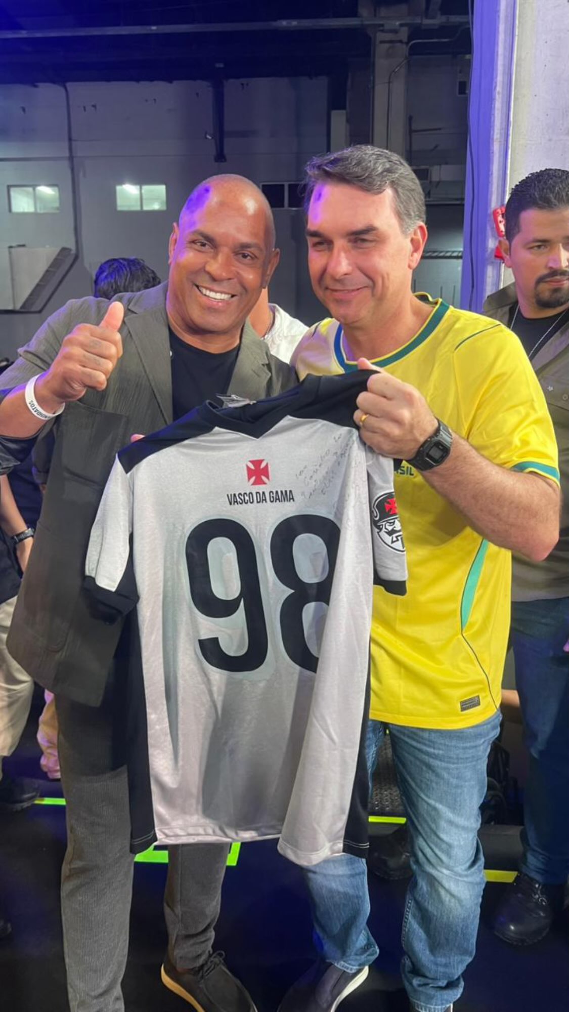 Donizete presenteia Flávio Bolsonaro com camisa do Vasco da Gama