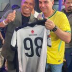 Donizete presenteia Flávio Bolsonaro com camisa do Vasco da Gama