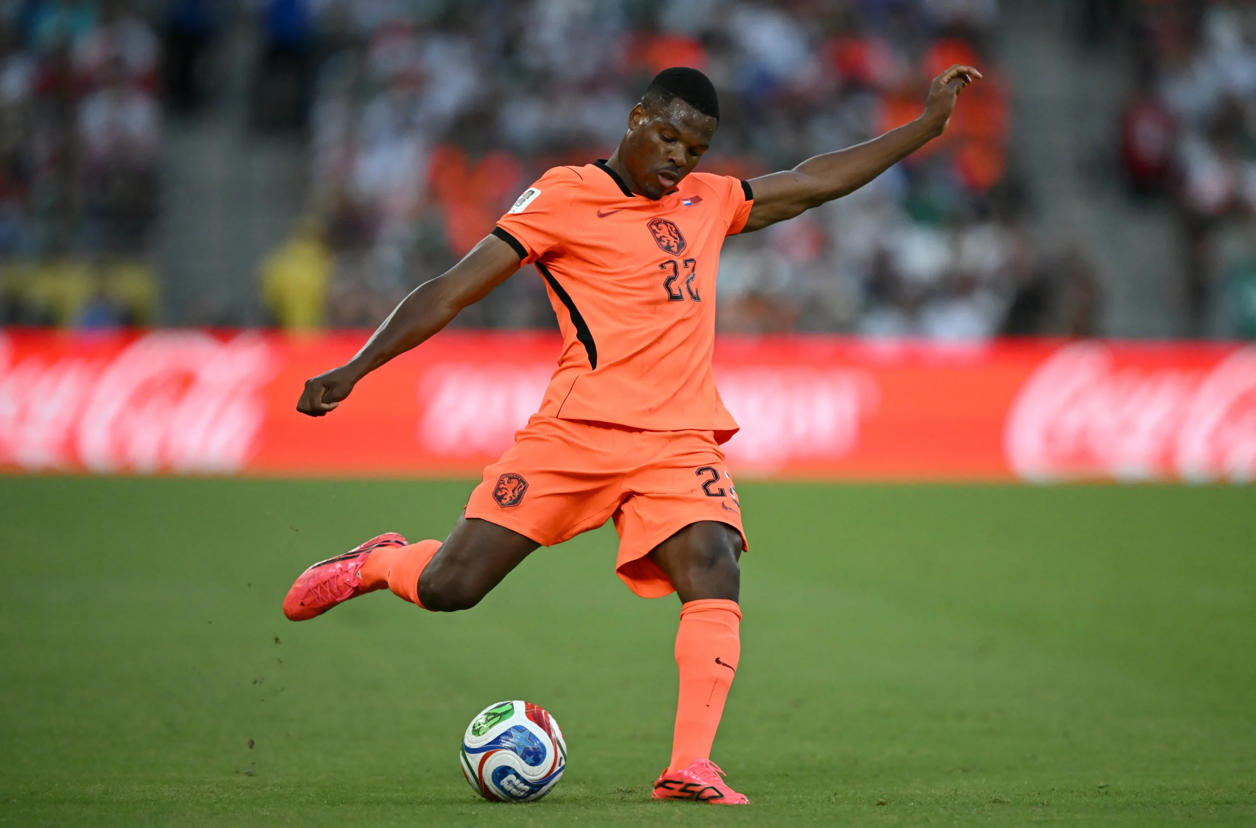 Real Madrid fecha com Denzel Dumfries até junho de 2030