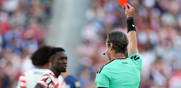 Fifa anula cartão vermelho de Raphael Claus para atacante dos EUA