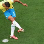 Pênalti perdido por Bruno Guimarães encerra jejum histórico do Brasil em Copas