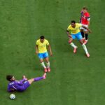 Alisson se destaca com defesas cruciais em duelo decisivo do Brasil