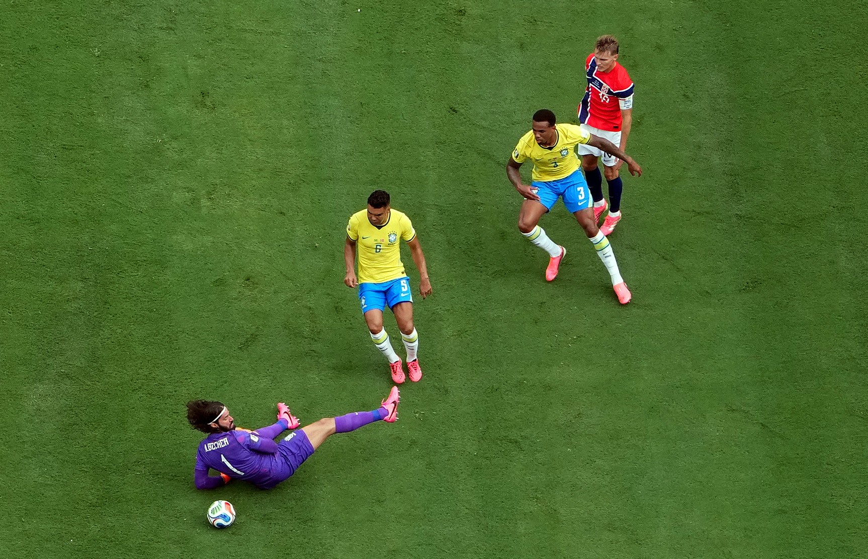 Alisson se destaca com defesas cruciais em duelo decisivo do Brasil