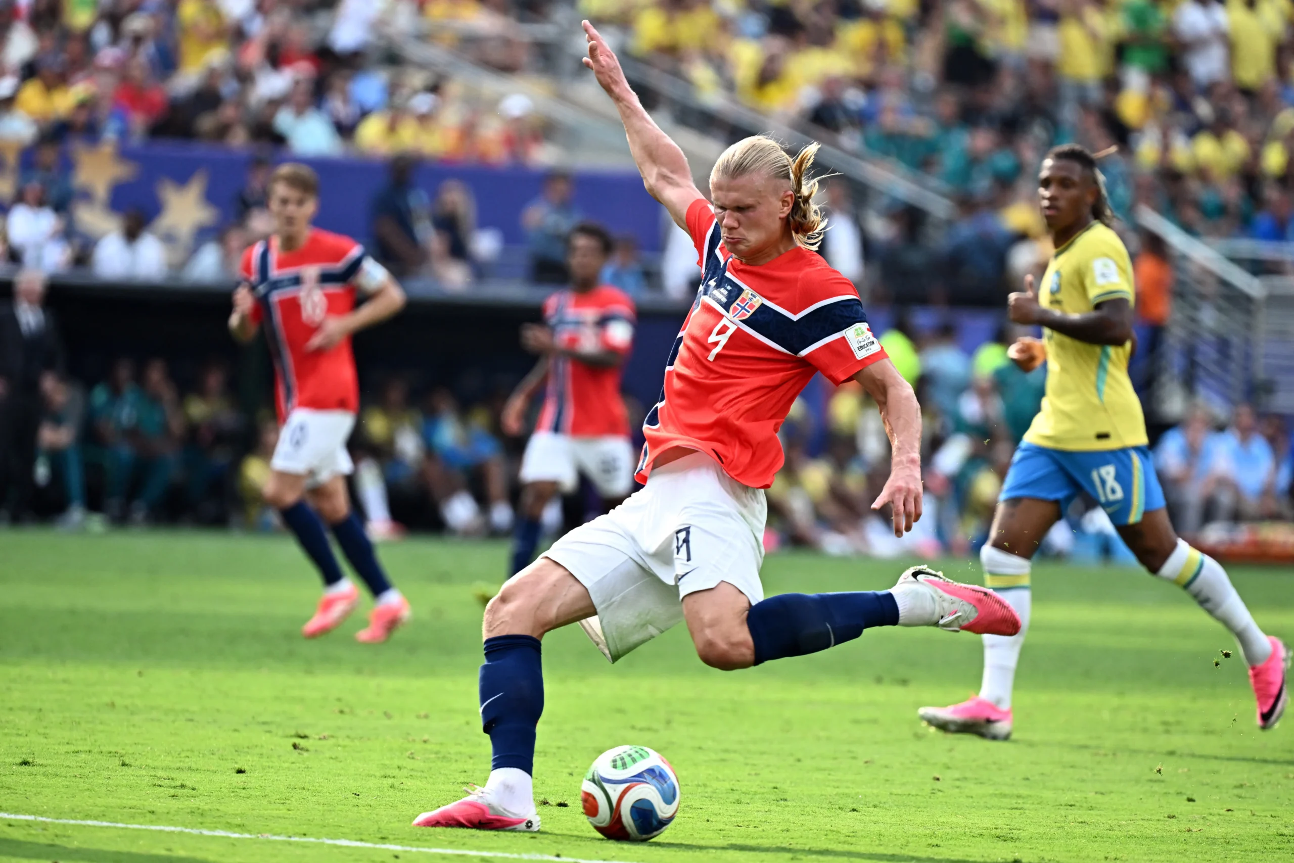 Haaland define faro de gol como dom divino após eliminar Brasil da Copa