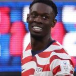 Polêmica na Copa do Mundo após Fifa anular suspensão de Folarin Balogun