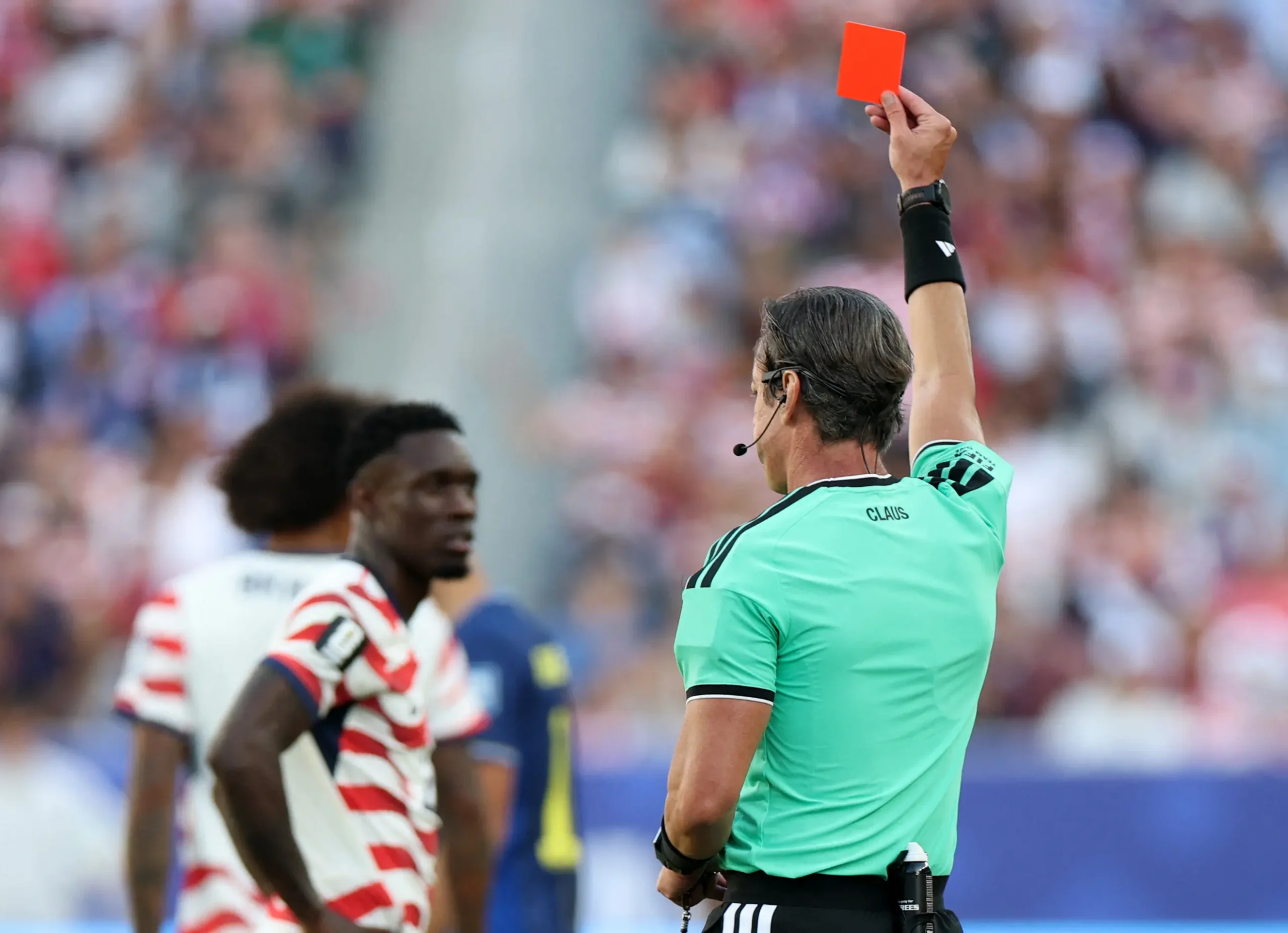 Anulação de cartão vermelho de Balogun pela FIFA gera forte condenação da UEFA
