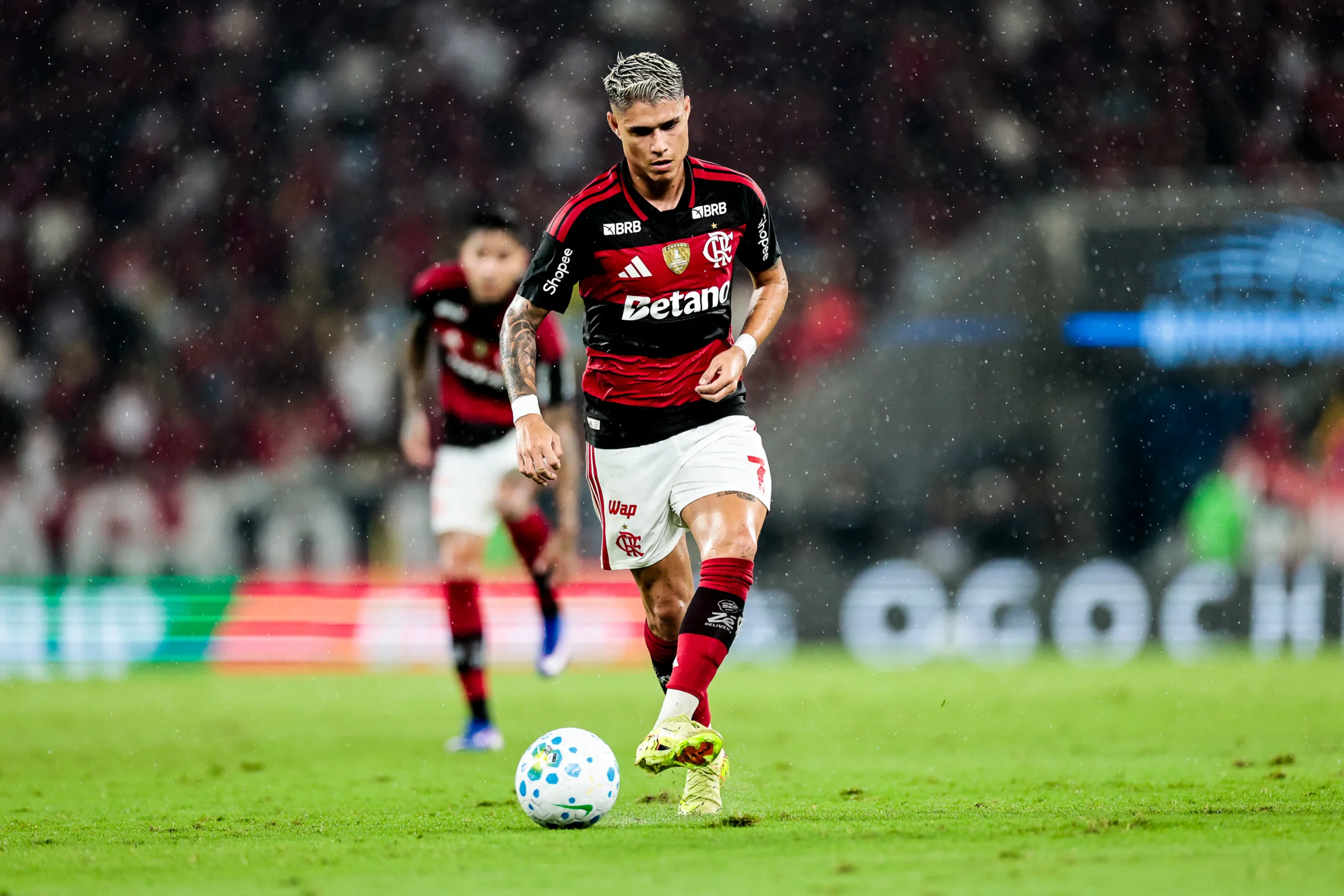 Luiz Araújo reafirma compromisso com o Flamengo e encerra especulações de mercado