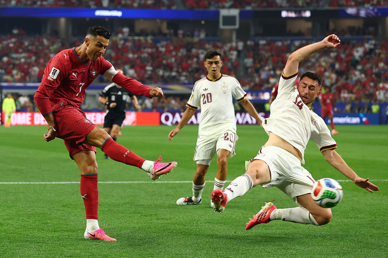 Espanha vence Portugal com gol decisivo de Mikel Merino