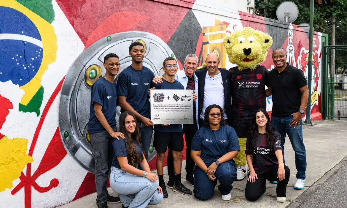 Parceria entre Bayer Leverkusen e Instituto Bola pra Frente impulsiona jovens no Rio