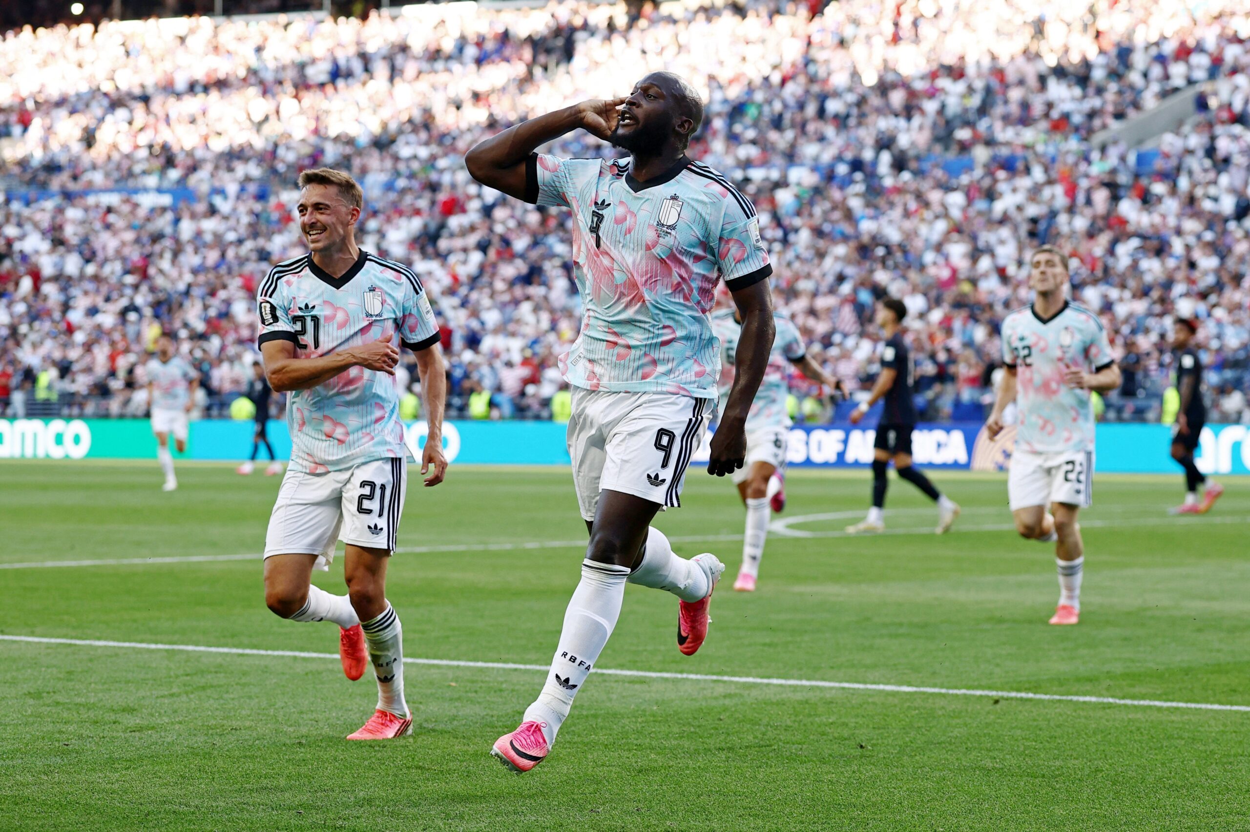 Bélgica goleia Estados Unidos e avança na Copa do Mundo