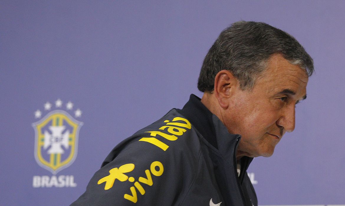 Carlos Alberto Parreira segue internado em UTI com infecção pulmonar e complicações renais