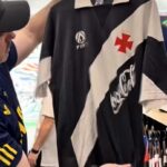 Camisa do Vasco ganha destaque em vitrine de loja especializada em Nova York