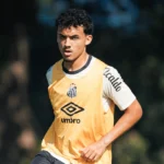 Lesão muscular afasta promessa da base do Santos dos gramados