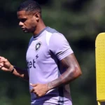Júnior Santos mantém tratamento e vira desfalque no Botafogo para duelo contra o Santos