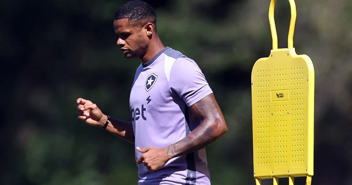 Júnior Santos mantém tratamento e vira desfalque no Botafogo para duelo contra o Santos