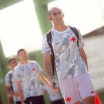 Jovens talentos do Vasco Sub-17 desembarcam no Nivaldão para confronto decisivo