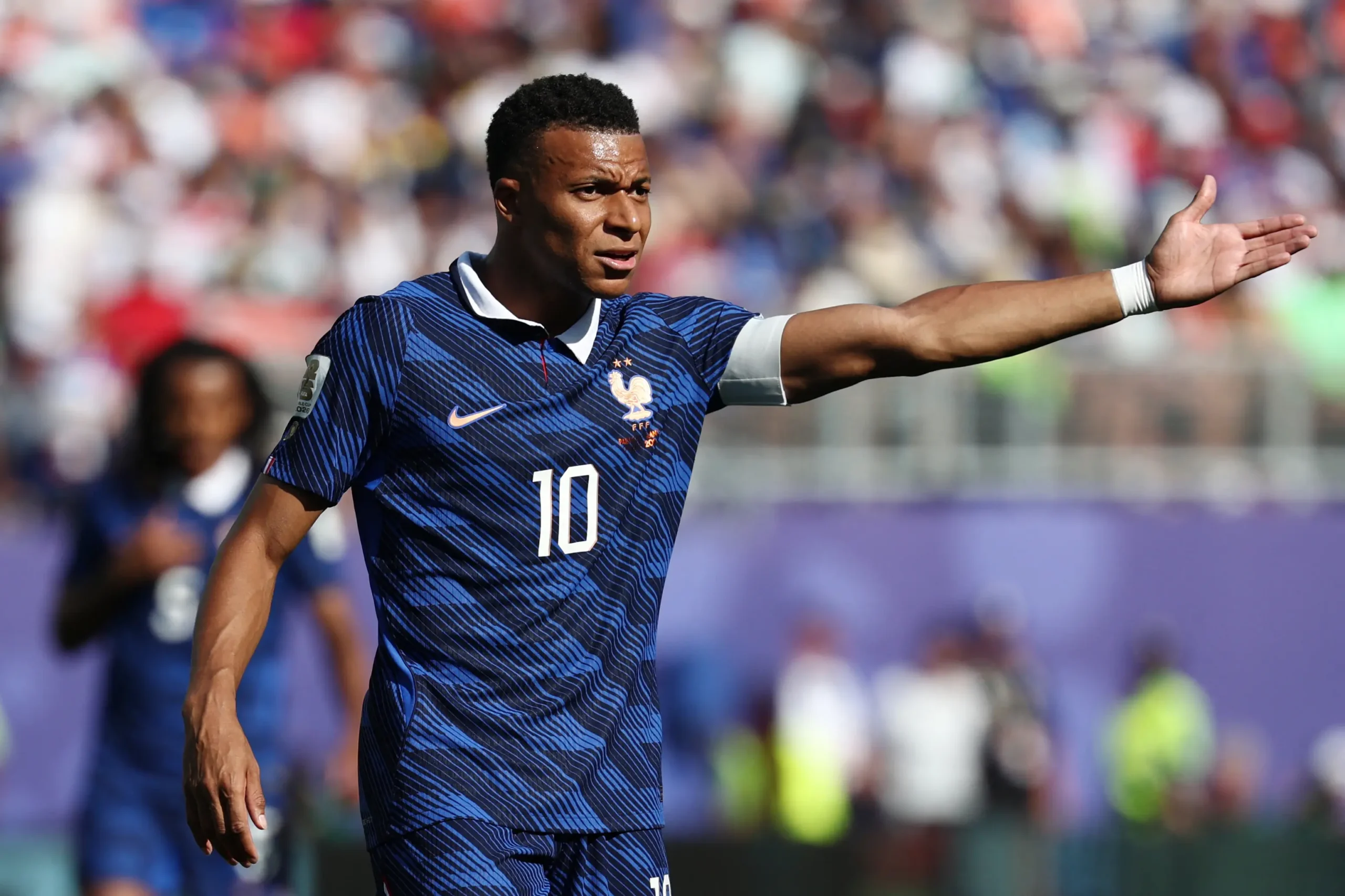 Racismo no futebol: França investiga senadora paraguaia por ofensas a Mbappé