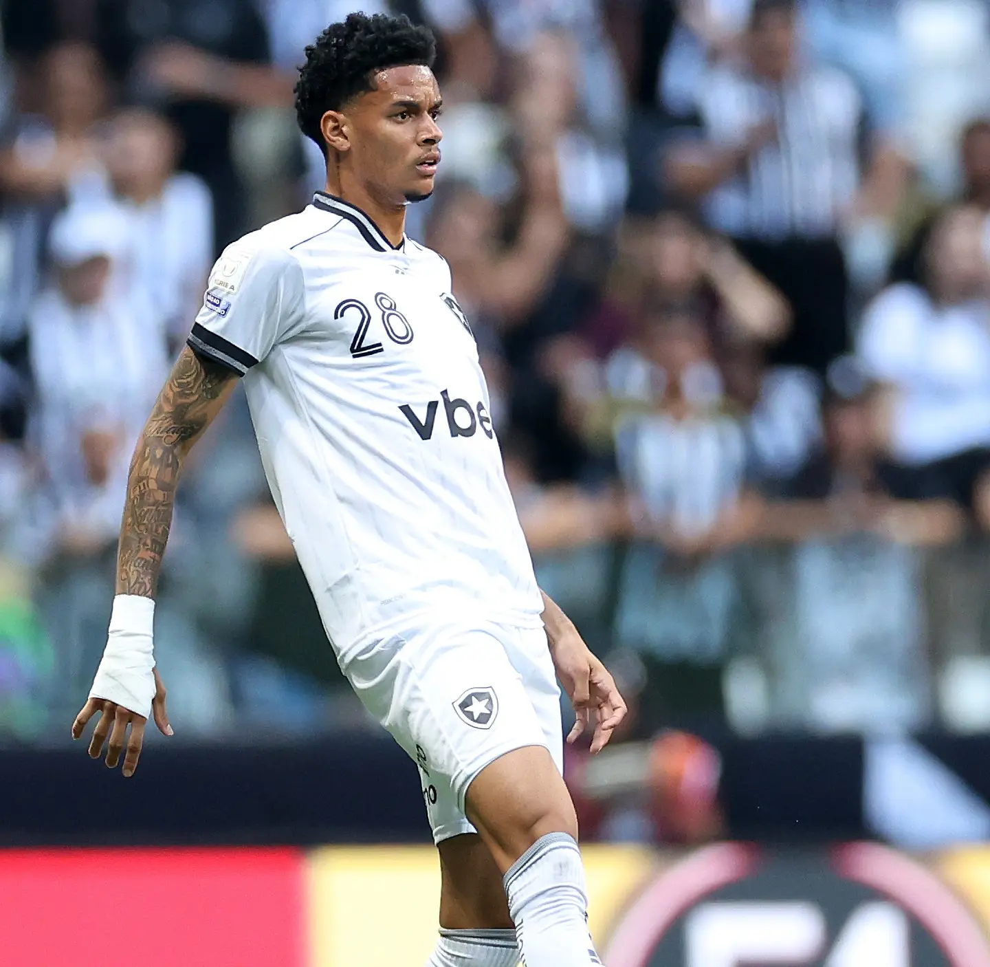 São Paulo e Botafogo negociam troca envolvendo volante Newton e zagueiro Ferraresi