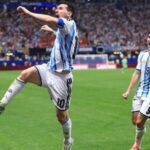 Messi brilha, assume artilharia isolada e amplia recorde em Copas