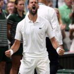 Djokovic supera lesão em batalha épica de cinco horas e avança em Wimbledon