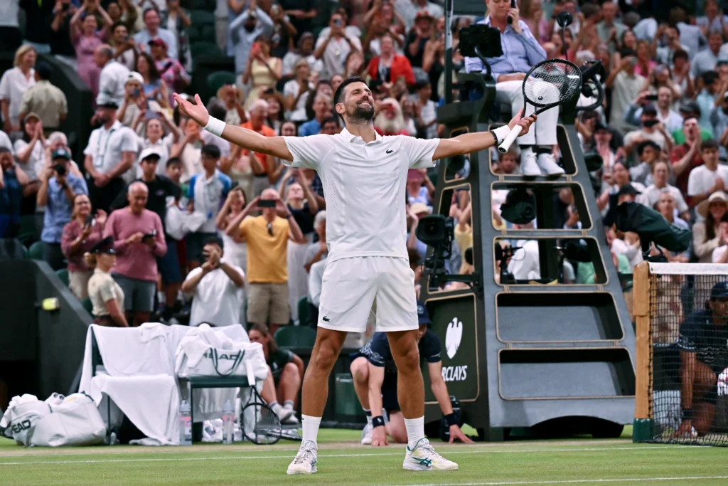 Djokovic supera Aliassime em duelo histórico e avança às semifinais de Wimbledon