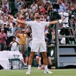 Djokovic supera Aliassime em duelo histórico e avança às semifinais de Wimbledon
